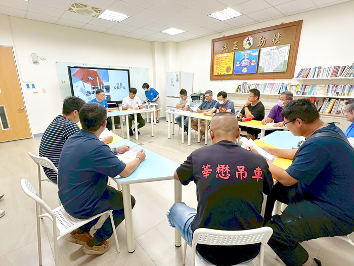 安瀾國小家長會召開家長委員會議，進行會務報告及改選，由會長盧翰宇連任。（安瀾國小提供）