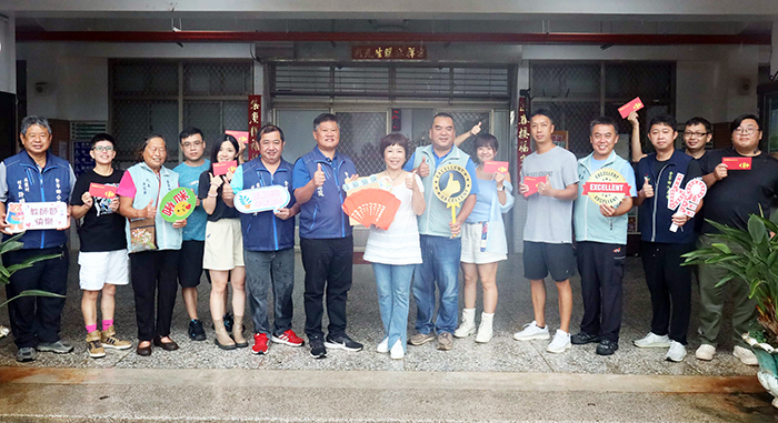 金寧鄉公所團隊與代表會祝賀教師節。
（金寧鄉公所提供）