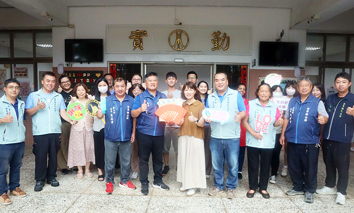 金寧鄉公所團隊與代表會祝賀教師節。
（金寧鄉公所提供）