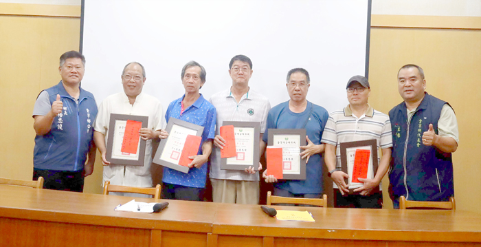 金寧鄉頒發「銀膠菊移除計畫」績優社區獎項，以肯定各社區在環境維護及生態保育上的積極作為。
（鄉公所提供）