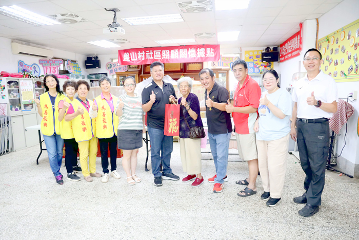 金寧鄉長楊忠俊發放重陽敬老酒，向長者表達崇高敬意與佳節問候。（公所提供）