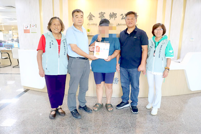金寧代表莊振源（左二）捐出薪資所得，陪伴弱勢族群共享節慶溫馨。（鄉公所提供）