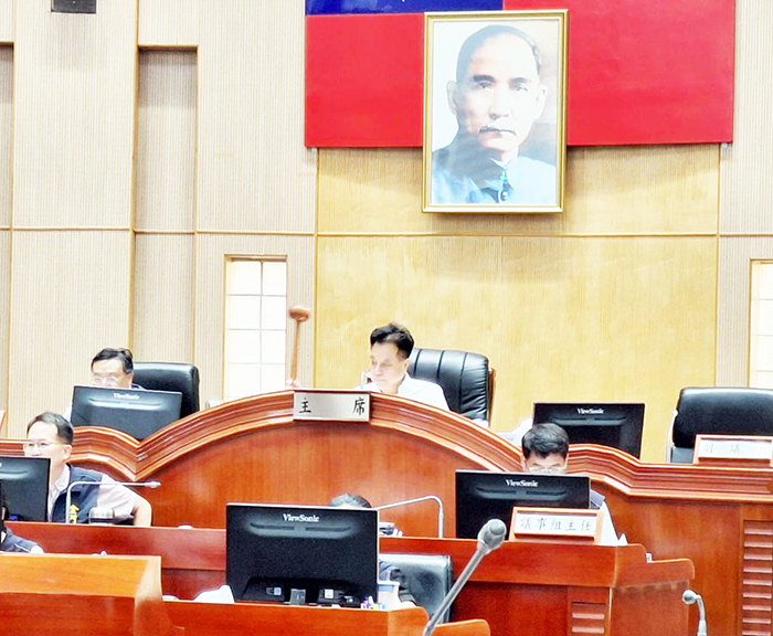 議長洪允典主持金門縣議會第八屆第十三次臨時會。（蔡麗玉攝）