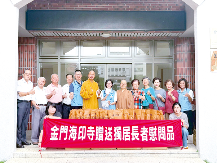 海印寺關懷獨居長者，捐贈頸掛式風扇及手機掛繩。（社會處提供）