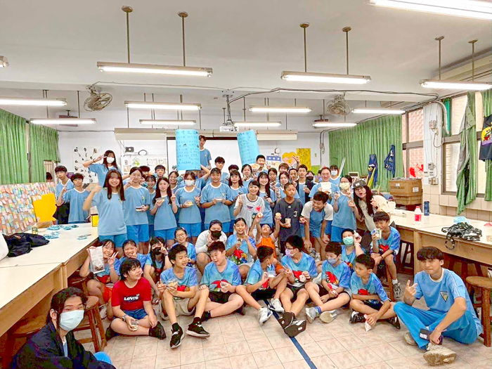 在教師節前夕，金門高中學生與中正國小學童攜手舉辦「大手牽小手—教師節傳愛活動」。（校方提供）