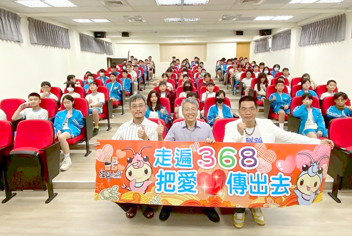 金城國中生涯講座「蝦餅哥」蔡鎮宇分享人生故事。
（校方提供）