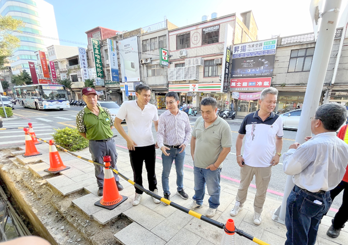 工務處長陳家輝會同金城鎮長李誠智等進行現場會勘，針對清淤困境提出改善共識。（莊煥寧攝）