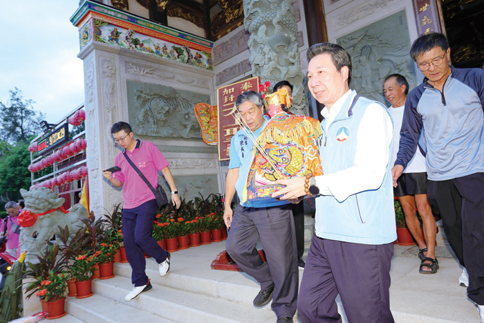 金湖鎮料羅村順濟宮昨日清晨舉行隆重儀式，啟程前往福建湄洲媽祖祖廟請火，縣長陳福海特別到場焚香祈福，祝禱此行一切順利圓滿。（薛子軒攝）