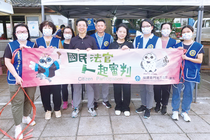 金門地方法院於風獅爺文化季設攤辦理「廉政與國民法官制度宣導」。（院方提供）