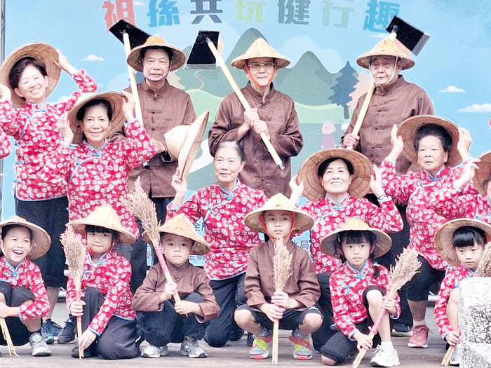 跨越年齡的祖孫熱身操表演，可愛又感人。（蔡麗玉攝）