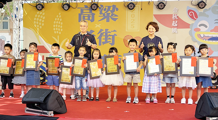 鎮長吳有家、代表呂寶玉表揚繪畫比賽得獎娃。（陳麗妤攝）