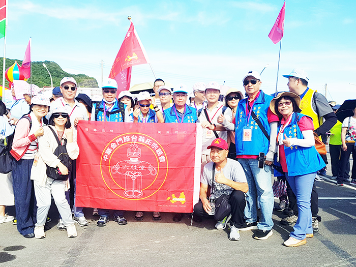 中華金門旅台翁氏宗親參與基隆外木山「萬人健走」。
（該會提供）