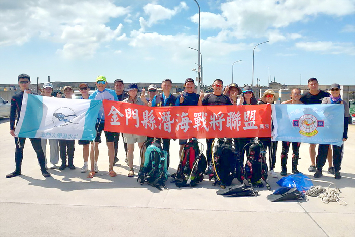 潛海戰將聯盟與友軍合力清理水下及港區垃圾逾百公斤。
（金門縣潛水協會提供）
