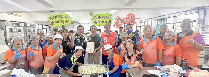 金門縣榮民服務處攜手金門農工舉辦「手作蛋黃酥」活動，並於完成後前往榮民住家，將象徵祝福的蛋黃酥致贈給地區榮民眷屬。（榮服處提供）