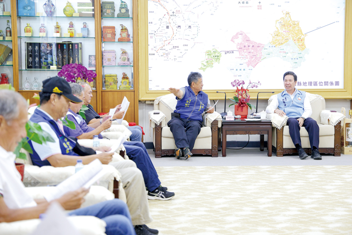縣長陳福海主持「115年春節感恩券村里長作業協調會」，說明政策轉型方向。（薛子軒攝）