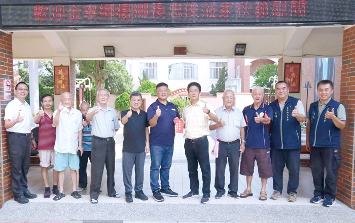 金寧鄉長率團慰問大同之家長者。（鄉公所提供）