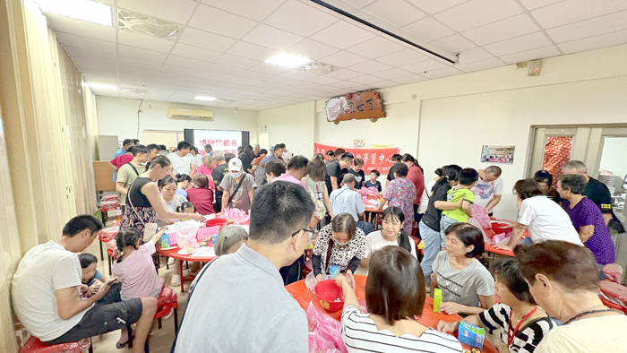 居民共聚一堂體驗傳統博餅習俗。（羅厝社區提供）