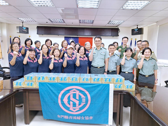 青溪婦女姊妹慰問金門後備服務中心。（蔡麗玉攝）
