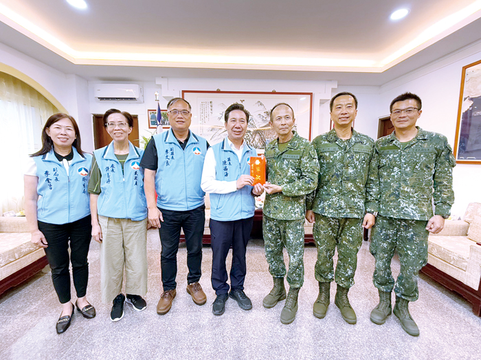 中秋佳節前夕，金門縣長陳福海與副縣長李文良率領縣府團隊，親自前往金門防衛指揮部拜會指揮官黃先任中將，並致上節慶慰問。（陳冠霖攝）