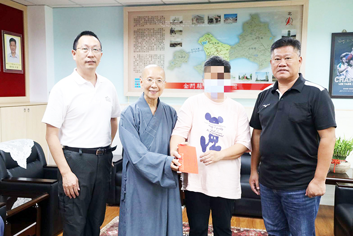 佛教弘法基金會慰問弱勢家庭。
（金寧鄉公所提供）