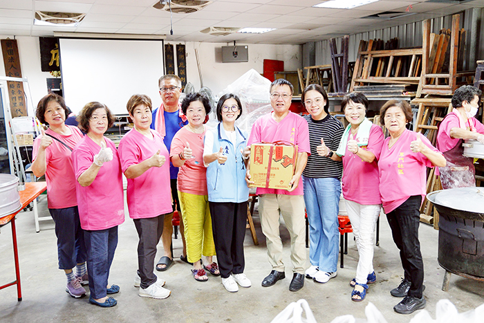東門社區發展協會日前舉辦中秋節聯誼活動。（薛子軒攝）