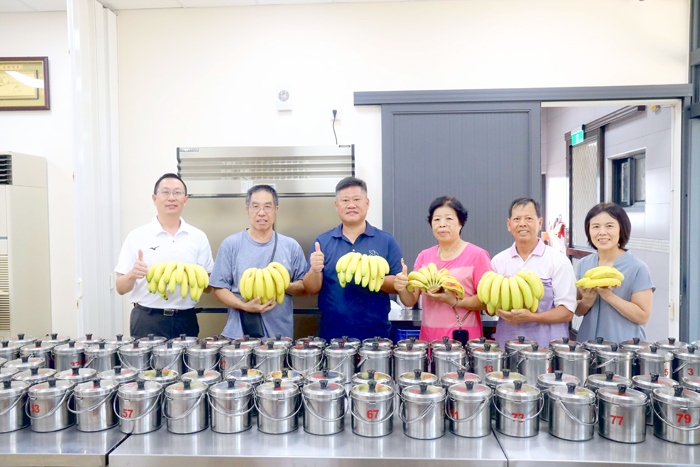鄉長楊忠俊贈水果加菜關懷社區據點。（金寧鄉公所提供）