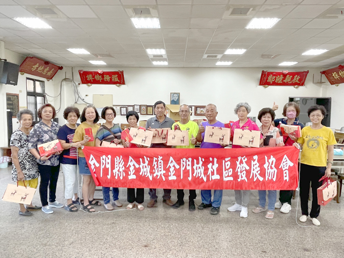 中秋節前夕，金門城社區發展協會向社區居民致意。（金門城社區提供）