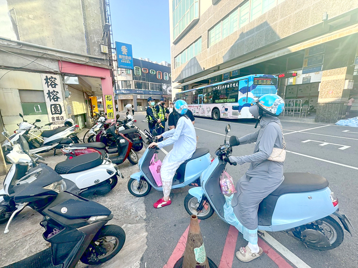 金門縣政府執行「微型電動二輪車實地聯合稽查」。（觀光處提供）