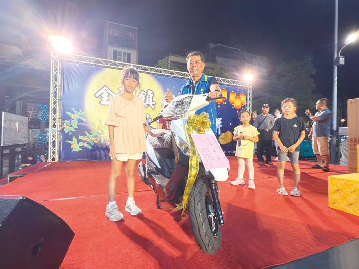 中秋博狀元餅鄉鎮賽昨（4）日隆重登場，大批返鄉鄉親與遊客熱情參與，親身體驗博餅的樂趣與民俗魅力。頒獎表揚獲獎得主並合照。（呂肇中攝）