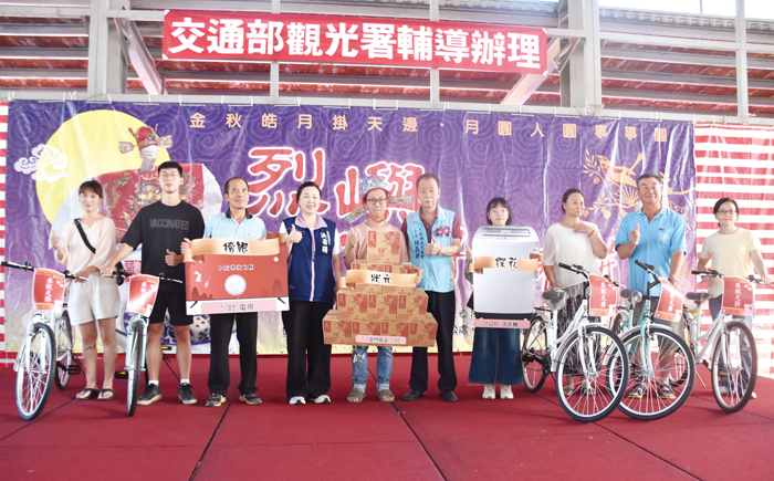 中秋博狀元餅鄉鎮賽昨（4）日隆重登場，大批返鄉鄉親與遊客熱情參與，親身體驗博餅的樂趣與民俗魅力。頒獎表揚獲獎得主並合照。（莊煥寧攝）