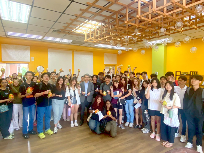 金門大學為國際學生準備月餅與文旦，讓學子們也能感受秋節氛圍。（金大提供）