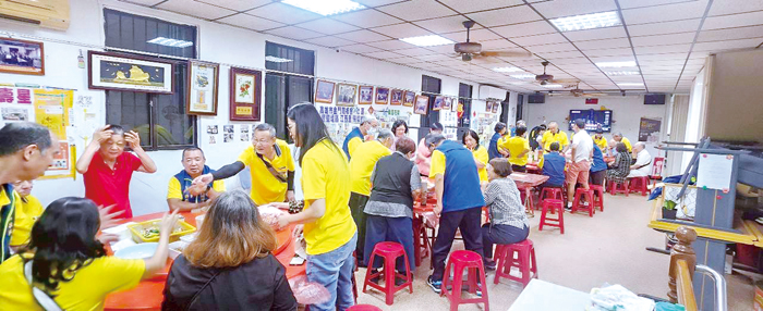 高雄市金門同鄉會博餅聯誼。（該會提供）