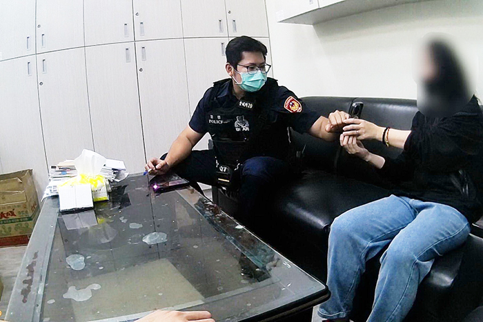 漁會信用部行員與金城派出所員警聯手阻止投資詐騙。
（金城分局提供）