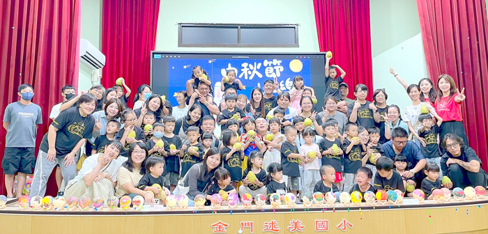 述美國小附設幼兒園辦理「月圓親子樂‧歡慶中秋節」活動，透過劇場、律動及應景的彩繪等，引領孩童領略中西文化，並促進親師生情誼。（述美國小提供）