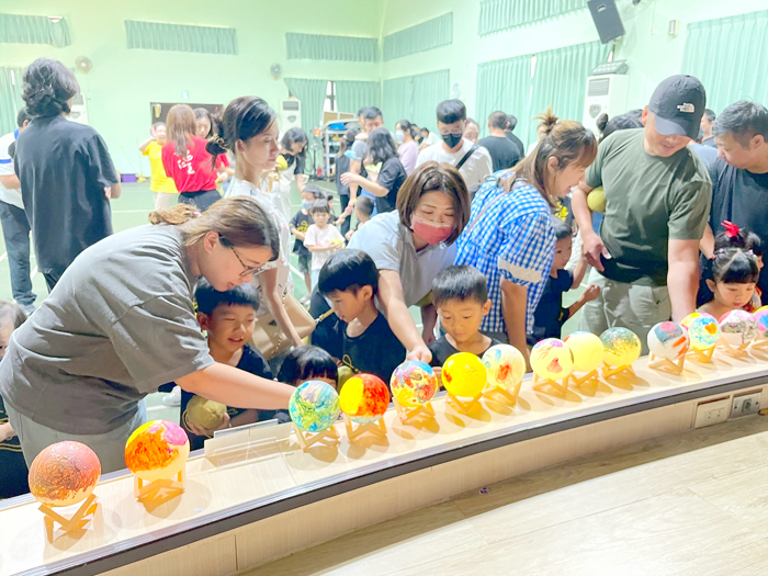 述美國小附設幼兒園辦理「月圓親子樂‧歡慶中秋節」活動，透過劇場、律動及應景的彩繪等，引領孩童領略中西文化，並促進親師生情誼。（述美國小提供）