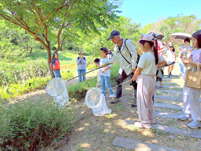 徐堉峰教授帶領民眾，學習用正確的方式，關心自然生態。（林務所提供）