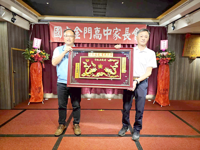 李文良(左)代表縣府致贈匾額表達祝賀之意。(許峻魁攝)