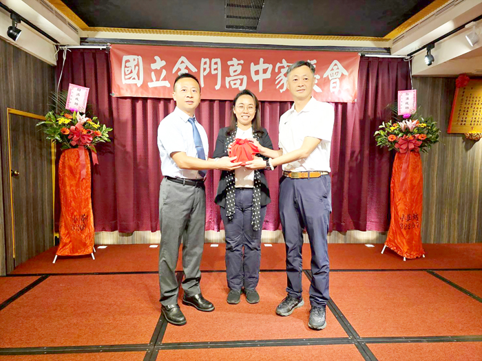 金門高中家長會交接,由校長鄭青青(中)監交,歐陽儀雄(右)自洪長享(左)手中接下印信,正式上任。(許峻魁攝)