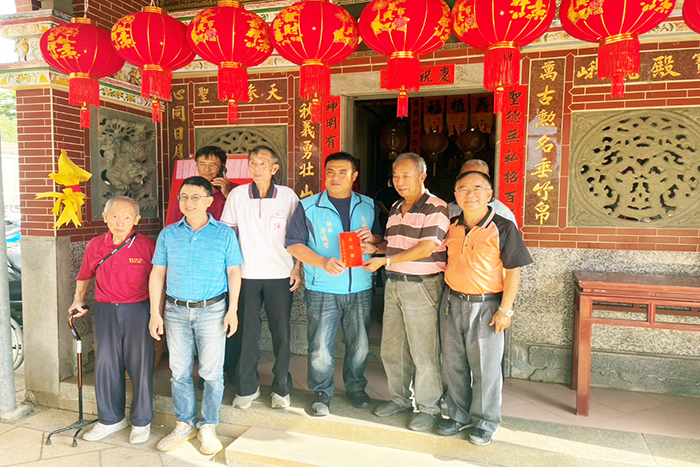 副縣長李文良及金城鎮長李誠智分別率隊前往參拜致意並致贈爐敬金。(武孚廟提供)