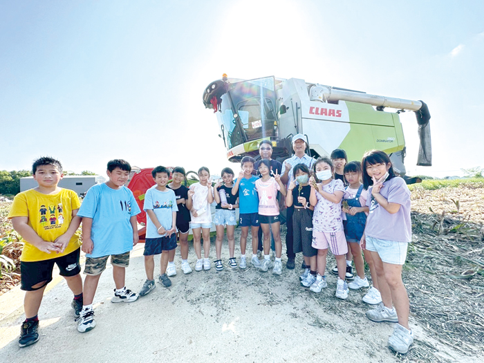 何浦國小日前舉辦食農教育高粱田小旅行，中高年級學子展開農田小冒險，貼近自己家鄉的文化。（何浦國小提供）