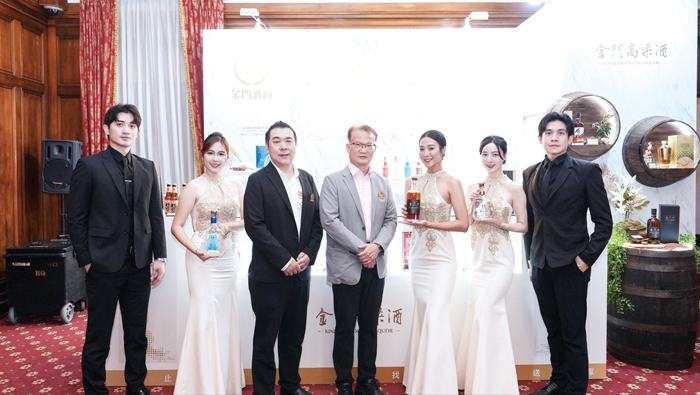 金門酒廠受邀國慶酒會，董事長吳昆璋及營業副總黃海山以多款金門高粱酒款待國宴貴賓。（金酒公司提供）