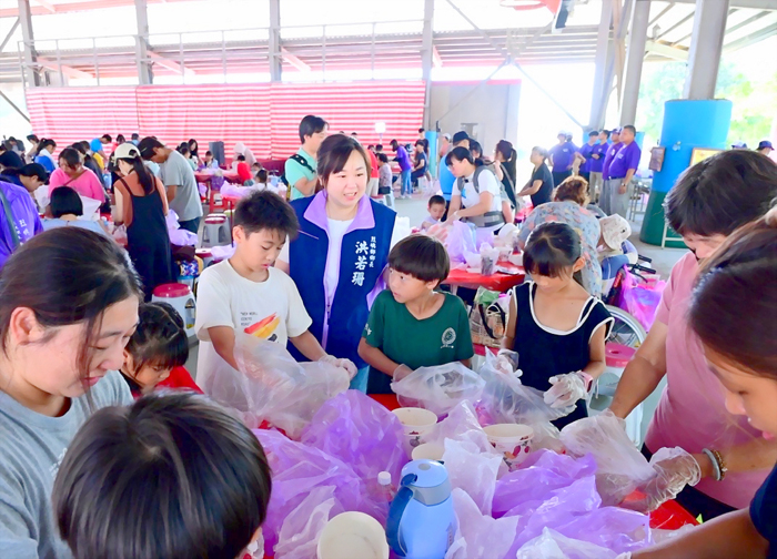 烈嶼鄉長洪若珊歡迎大人、小孩一起體驗搓芋圓。（許加泰攝）