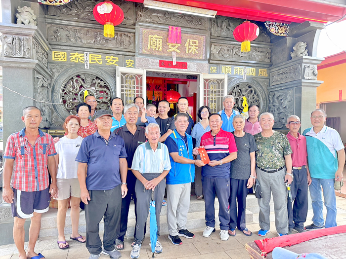 金湖鎮長陳文顧率公所同仁祈求地方風調雨順。（金湖鎮公所提供）
