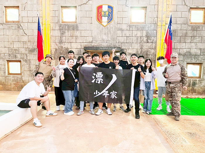 漂泊少年靠岸協會帶領少年前往金門「賈村戰技體驗場」，展開兼具冒險與學習意義的「戰技體驗挑戰日」。（漂泊少年靠岸協會提供）