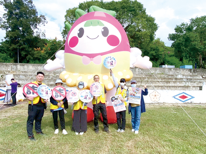 金門地檢署結合烈嶼鄉芋頭季活動，宣導反毒、防詐及兒少保護。（地檢署提供）