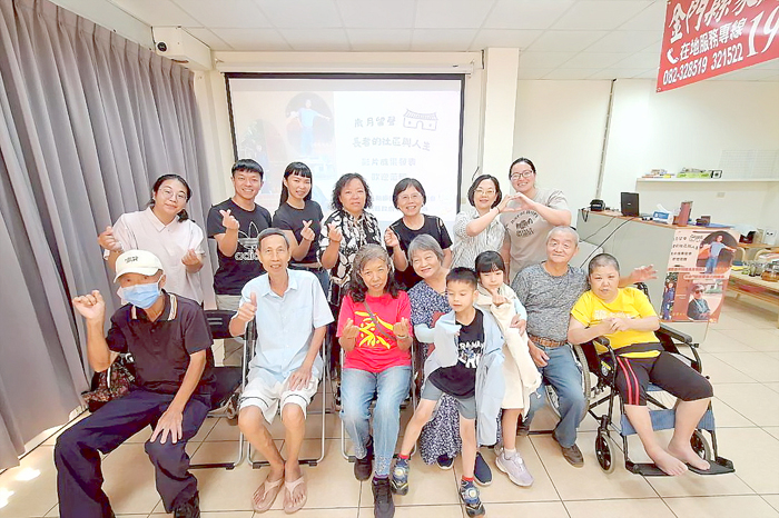 「歲月留聲」邀請三位長者分享人生歷程。
(金門縣長期照顧服務關懷協會提供)