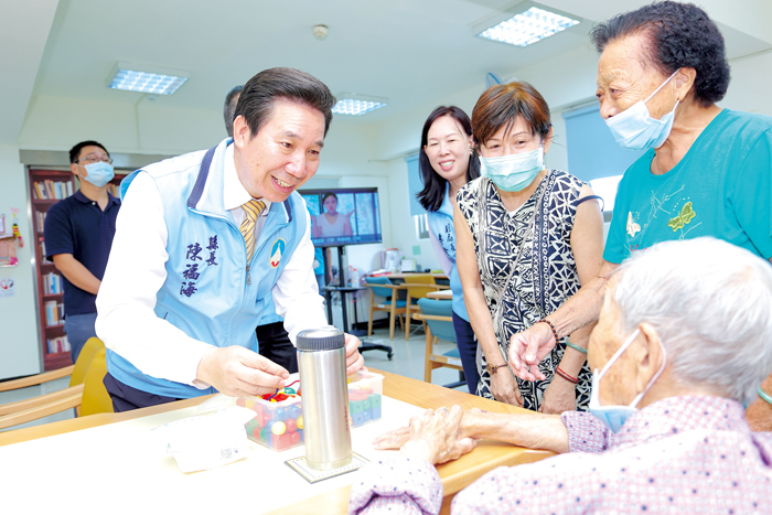 面對高齡化時代,陳福海縣長表示,金門不僅要投入照顧資源,更重要的是營造讓不同世代都能參與的社區環境。(薛子軒攝)