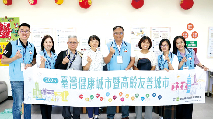 衛福部國健署評選委員抵金訪視,副縣長李文良率領縣府跨局處團隊接待。(衛生局提供)