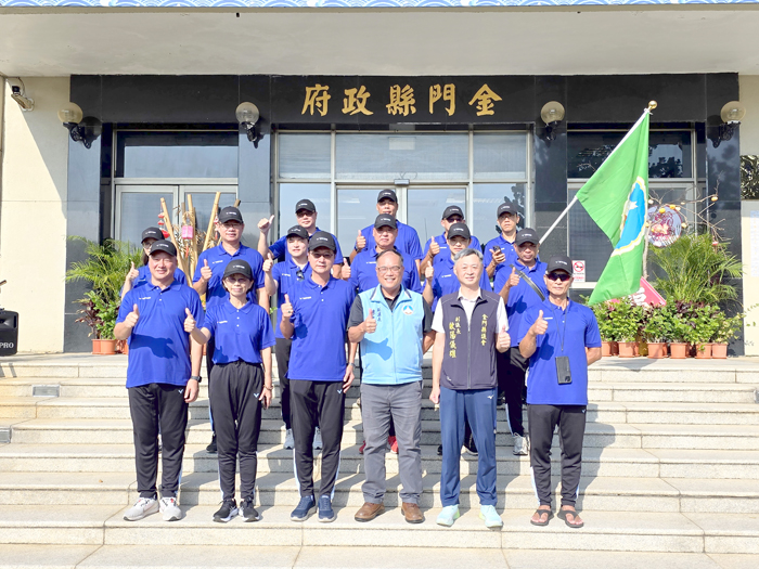全運會開賽在即,副縣長李文良代表縣府授旗及合影。(許峻魁攝)