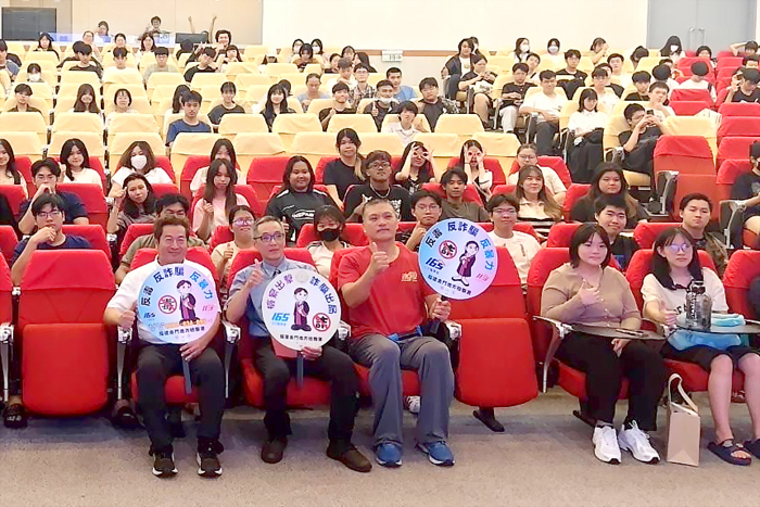 金門大學邀請金門地方檢察署檢察長王柏敦到校園宣導反詐騙。（金大提供）